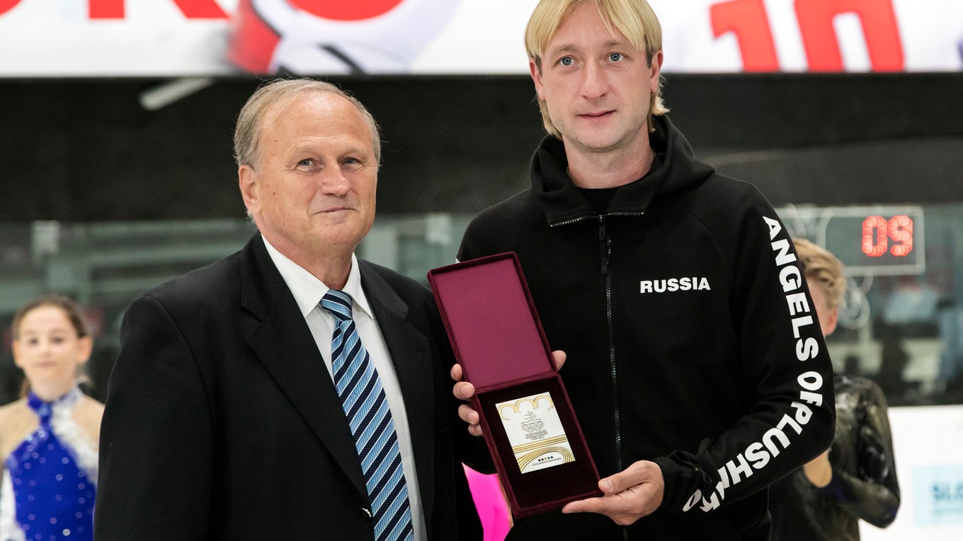 Vľavo viceprezident Slovenského olympijského výboru Zdenko Kríž odovzdáva legende krasokorčuliarskeho športu Jevgenijovi Pľuščenkovi ocenenie Slovenského olympijského výboru.