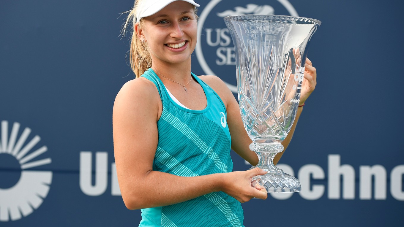 Daria Gavrilovová sa raduje s víťaznou trofejou.