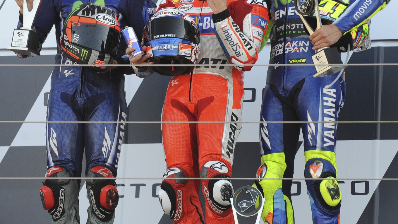 Andrea Dovizioso (v strede) sa raduje z triumfu.
