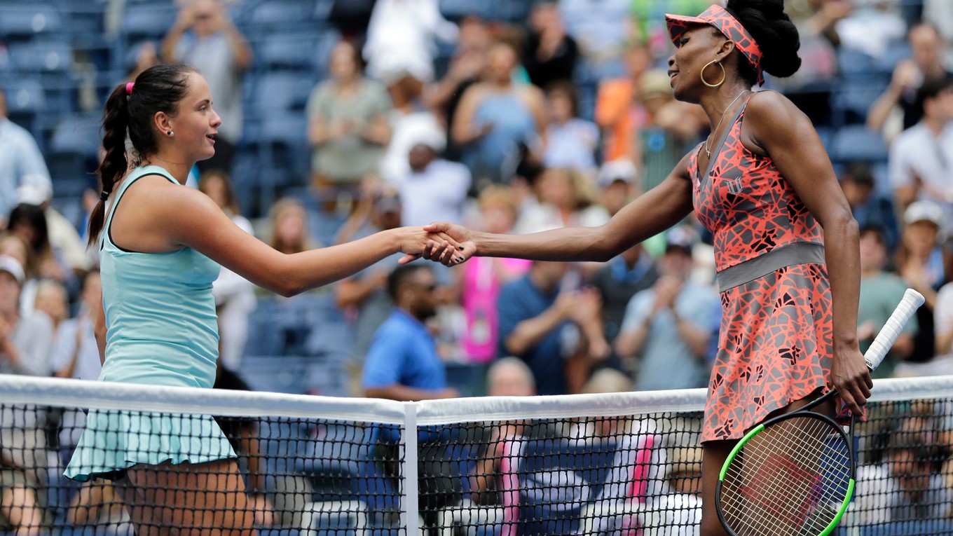 Viktória Kužmová (vľavo) gratuluje Venus Williamsovej k postupu.