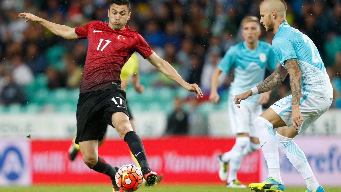 Aljaž Struna (vpravo) proti Slovensku nenastúpi. Je zranený.