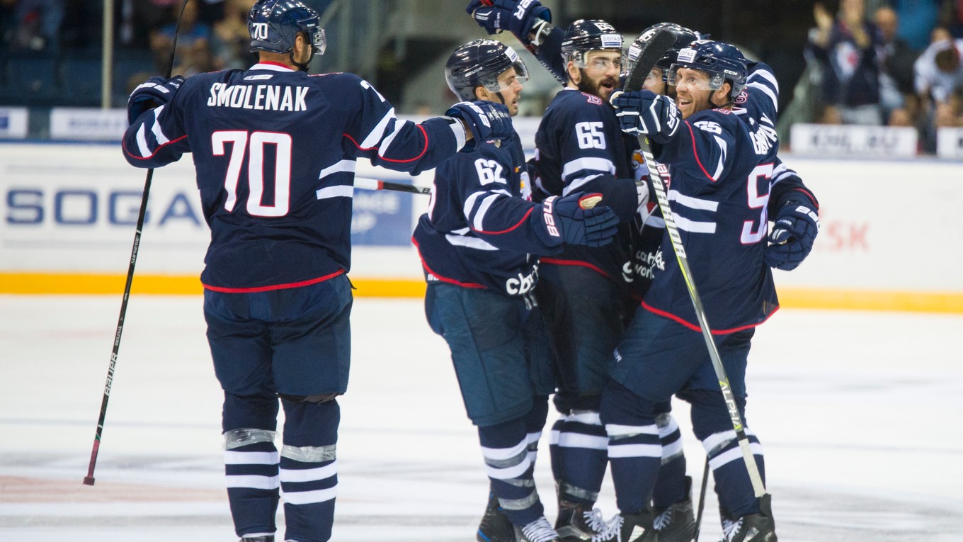 Slovan Bratislava sa teší z prvého víťazstva v novej sezóne KHL.