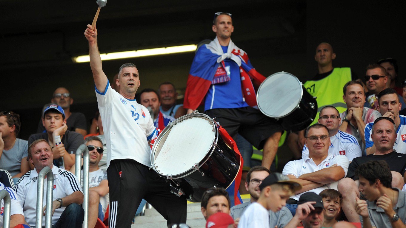 Slovenskí fanúšikovia povzbudzujúci na štadióne Antona Malatinského v Trnave v priebehu kvalifikačného duelu proti Anglicku.