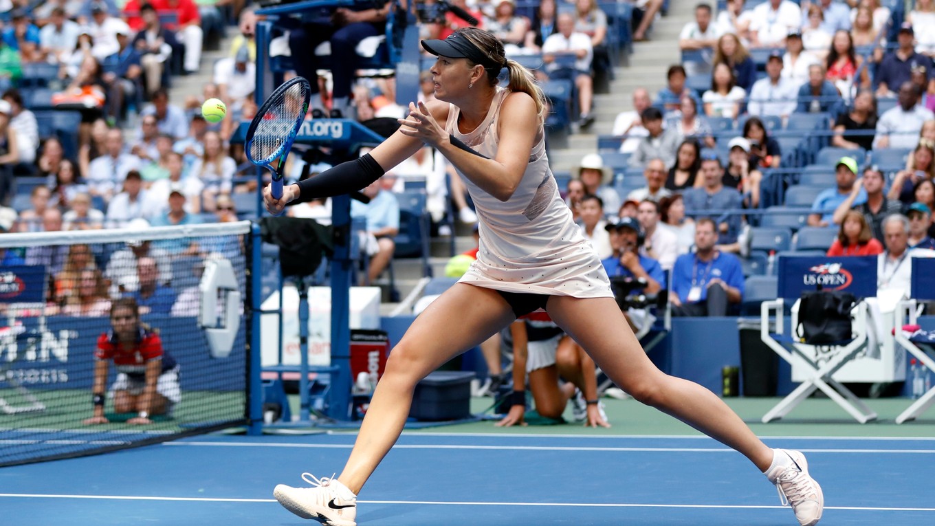 Maria Šarapovová v útoku na sieti v zápase 2. kola US Open proti Timei Babosovej.
