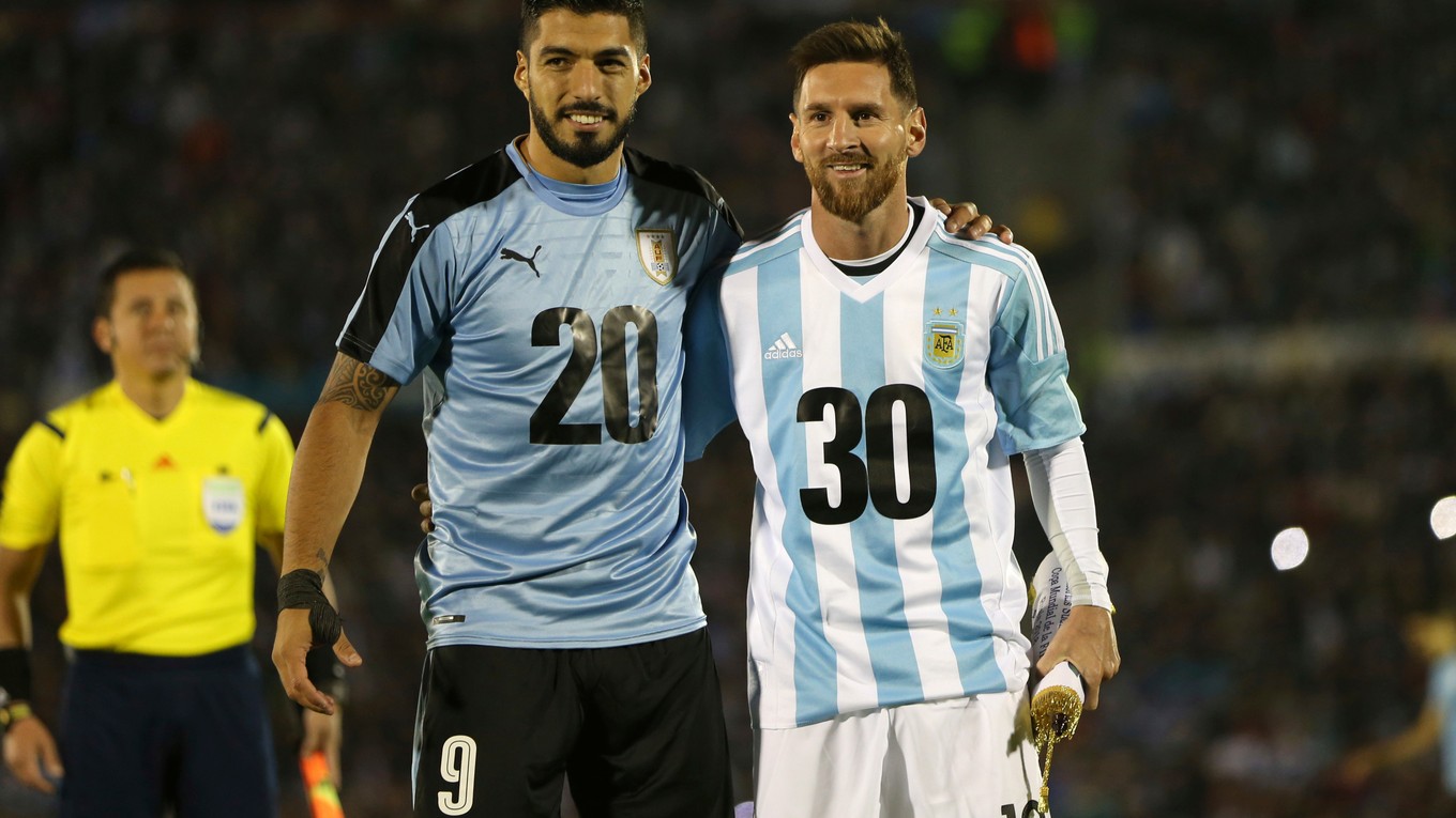 Lionel Messi (vpravo) a Luis Suarez zapózovali pred zápasom Argentíny s Uruguajom v dresoch so symbolickými číslami.