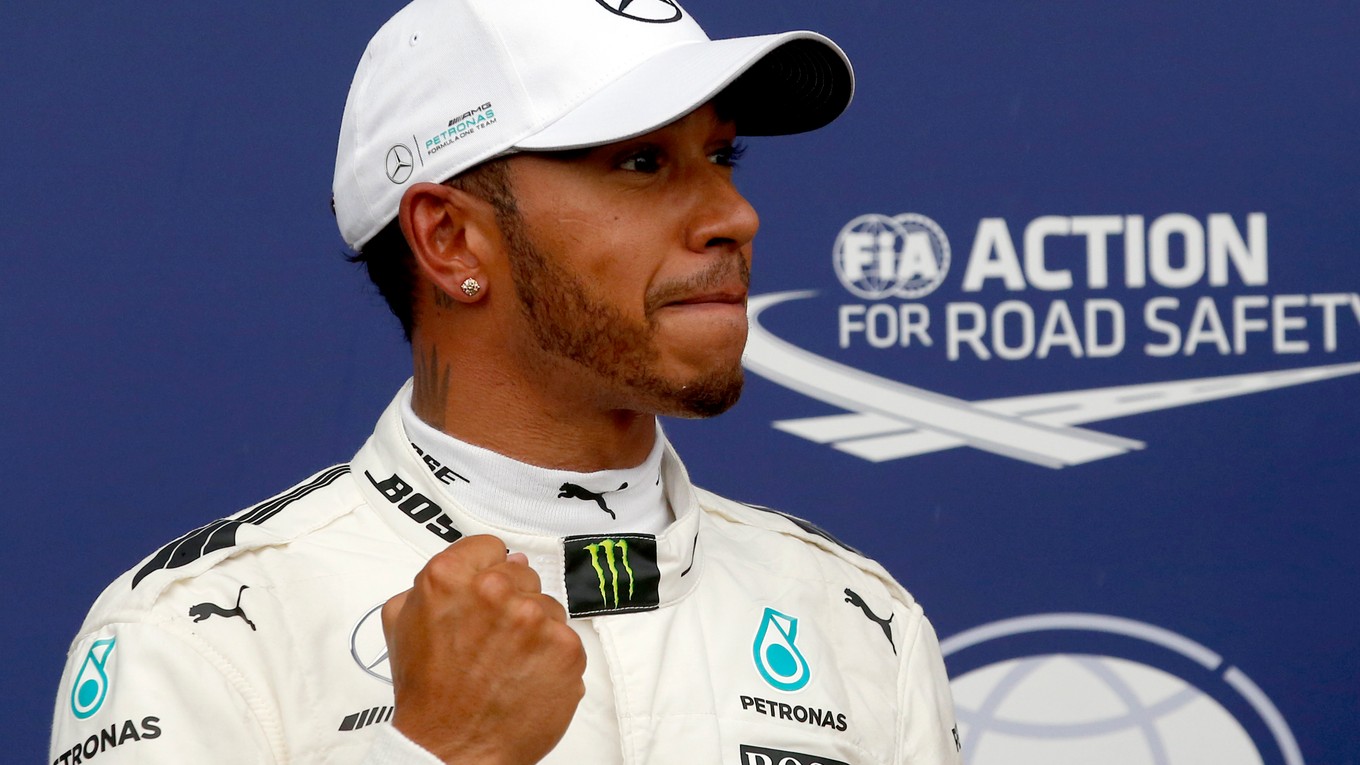 Lewis Hamilton mal po vystúpení z monopostu dôvod na radosť.