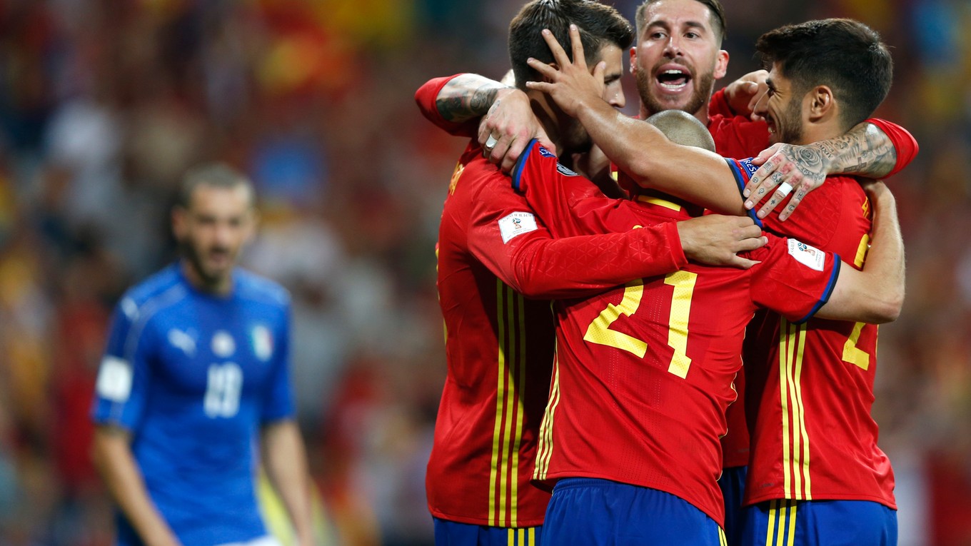 Futbalisti Španielska oslavujú jeden zo svojich gólov do siete Talianska.