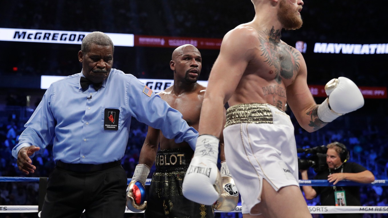 Conor McGregor (vpravo) prehral s Floydom Mayweatherom po technickom knokaute.