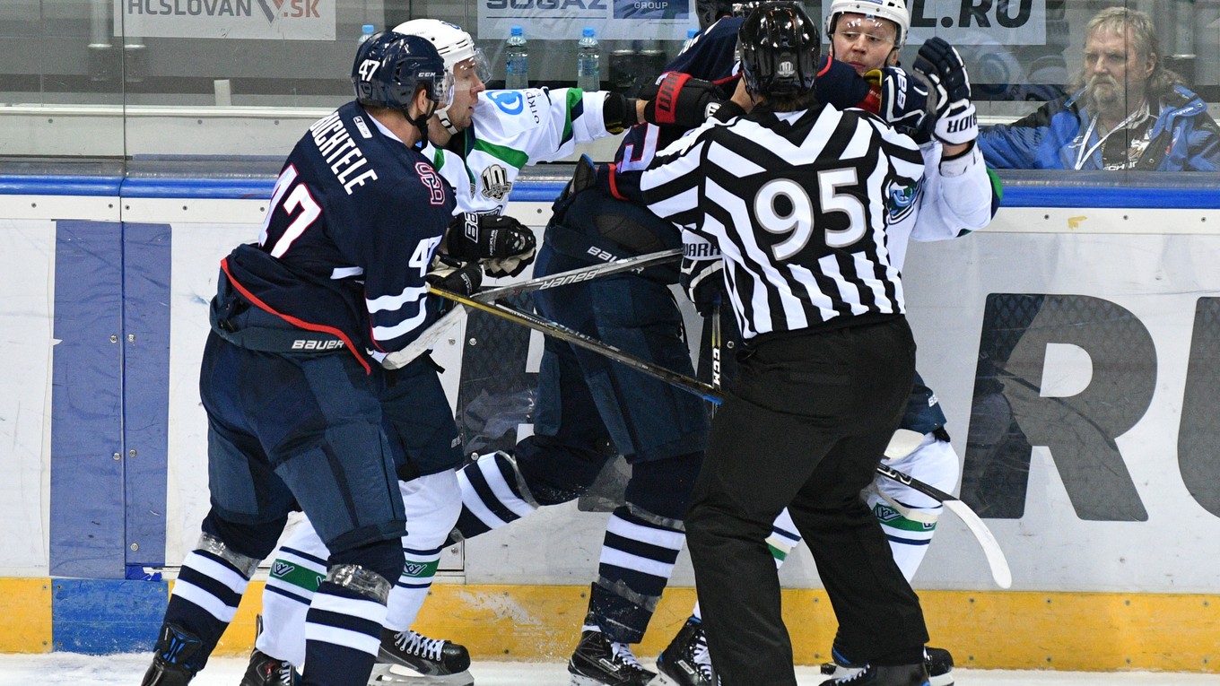 Hráči Slovana Bratislava a Jugry Chanty-Mansijsk sa dostávajú do potýčky.