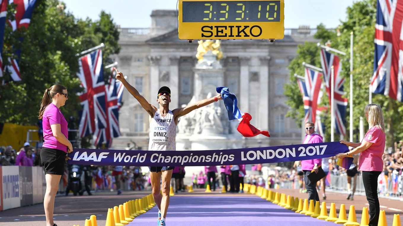 Francúz Yohann Diniz oslavuje víťazstvo v chôdzi na 50 km na MS v atletike v Londýne.