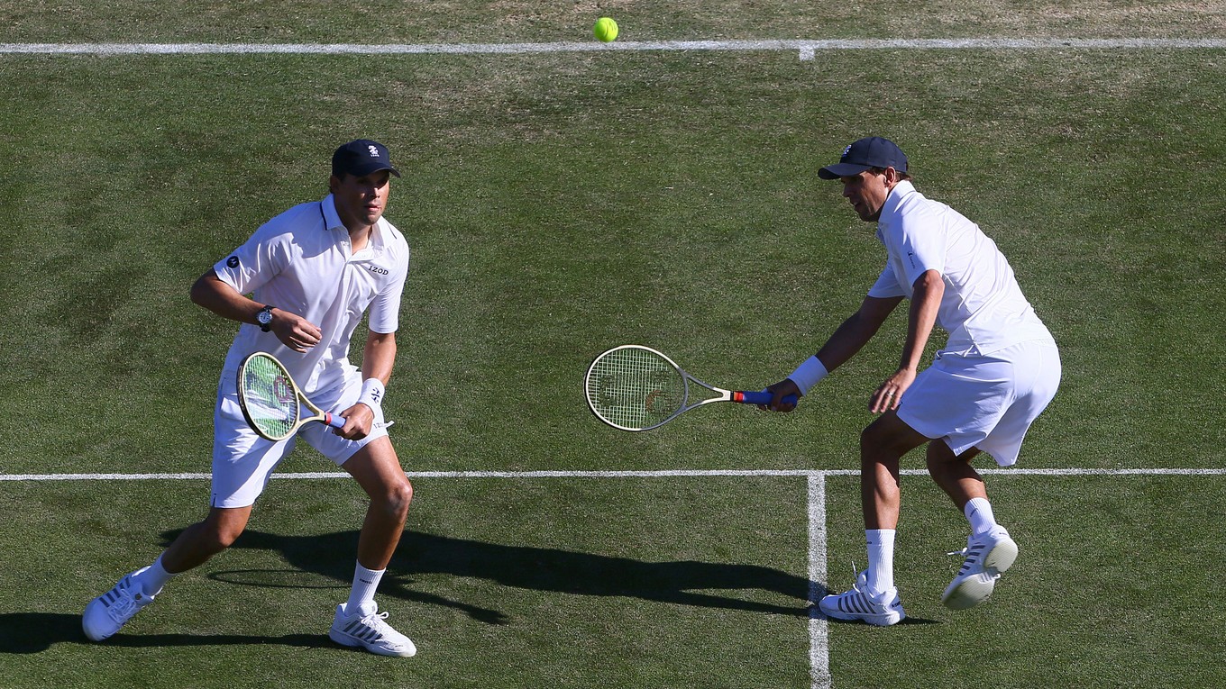 Bob a Mike Bryanovci sú legendárnym hrajúcim tenisovým párom.