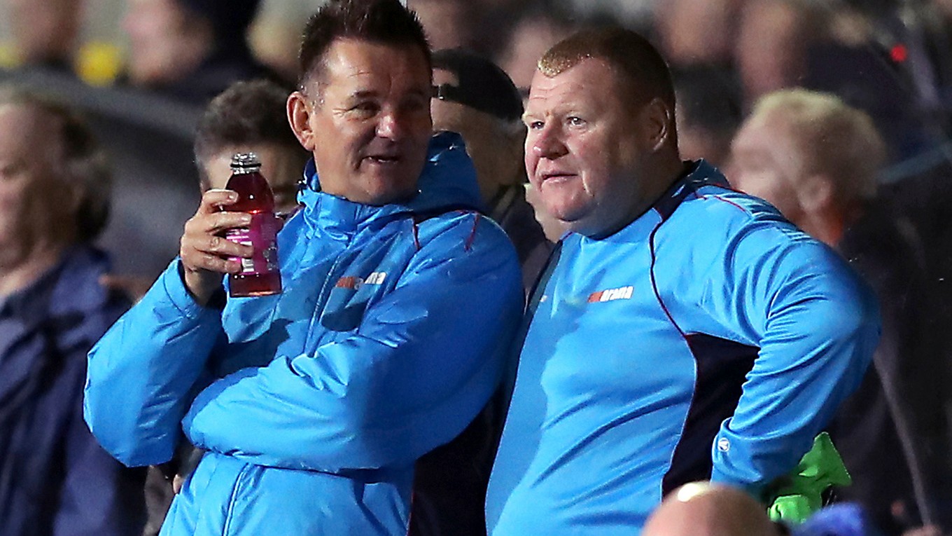 Brankár Wayne Shaw (vpravo) dostal pokutu a zákaz činnosti.