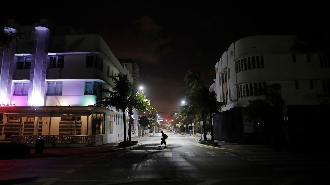 Osamelý chodec prechádza po bežne rušnej pláži pred hurikánom Irma v Miami beach 8. septembra 2017.