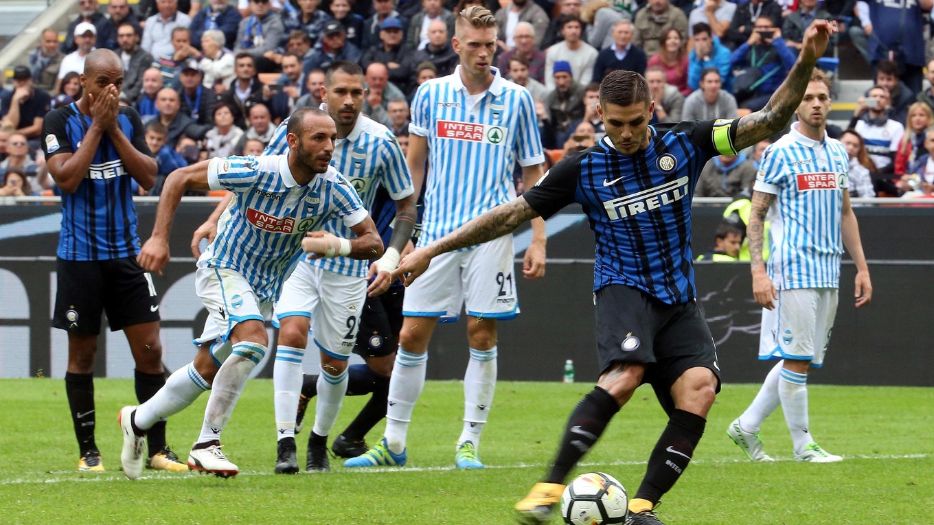 Futbalisti Interu Miláno zdolali nováčika 2:0.