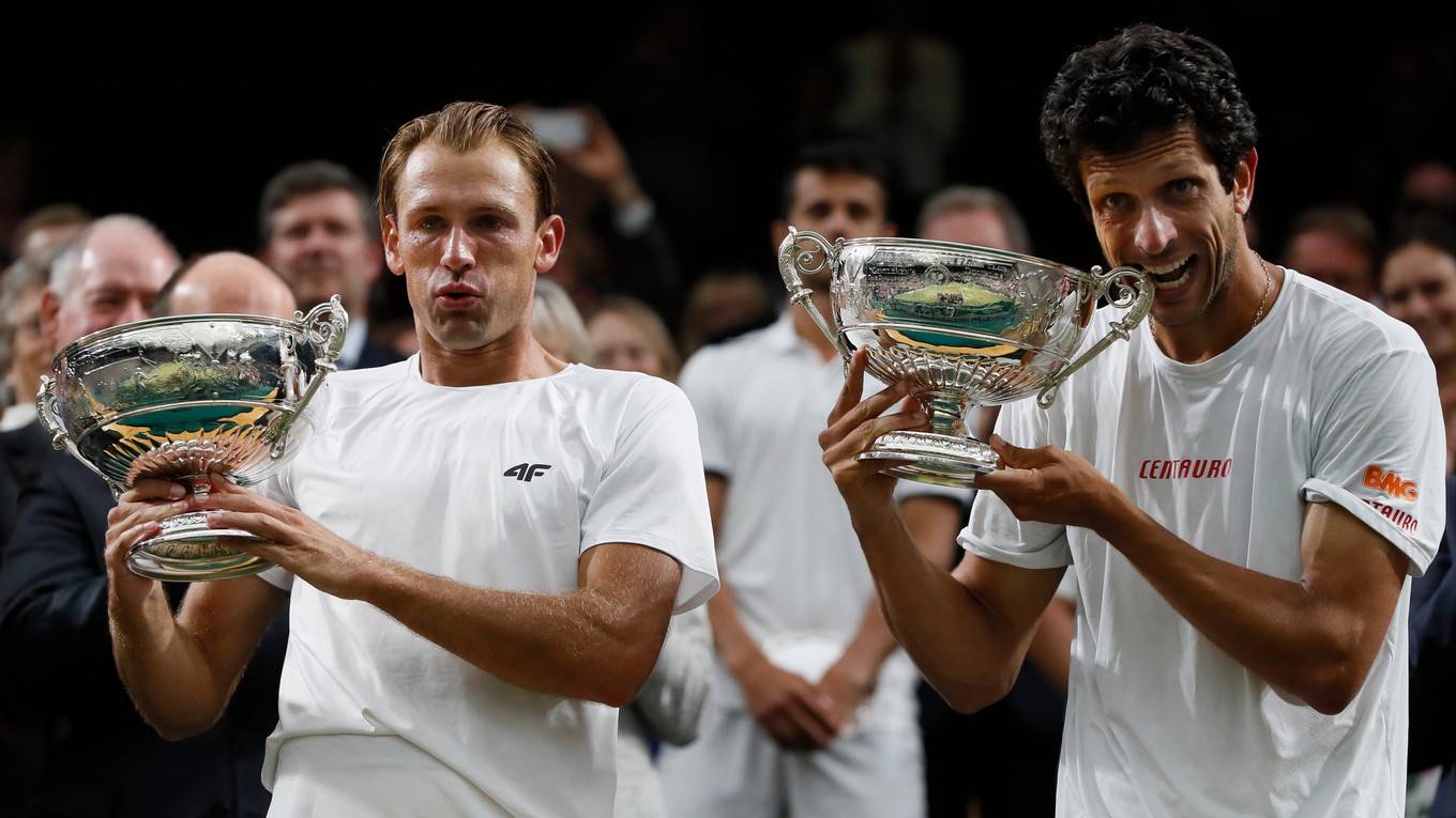 Lukasz Kubot (vľavo) a Marcelo Melo s trofejami pre víťaza mužskej štvorhry vo Wimbledone.