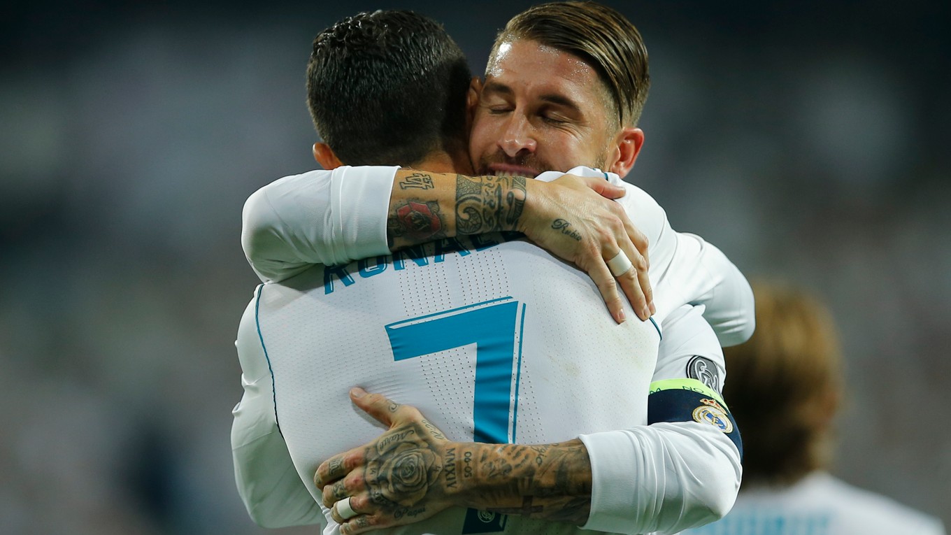Cristiano Ronaldo oslavuje svoj gól so Sergiom Ramosom.