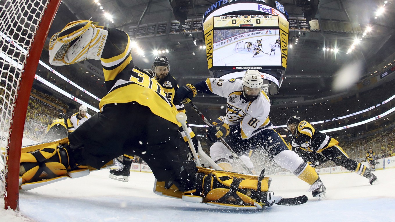 Brankár Penguins Matt Muray likviduje šancu útočníka Predators Vernon Fiddlera v prvom zápase finále Stanley Cupu.
