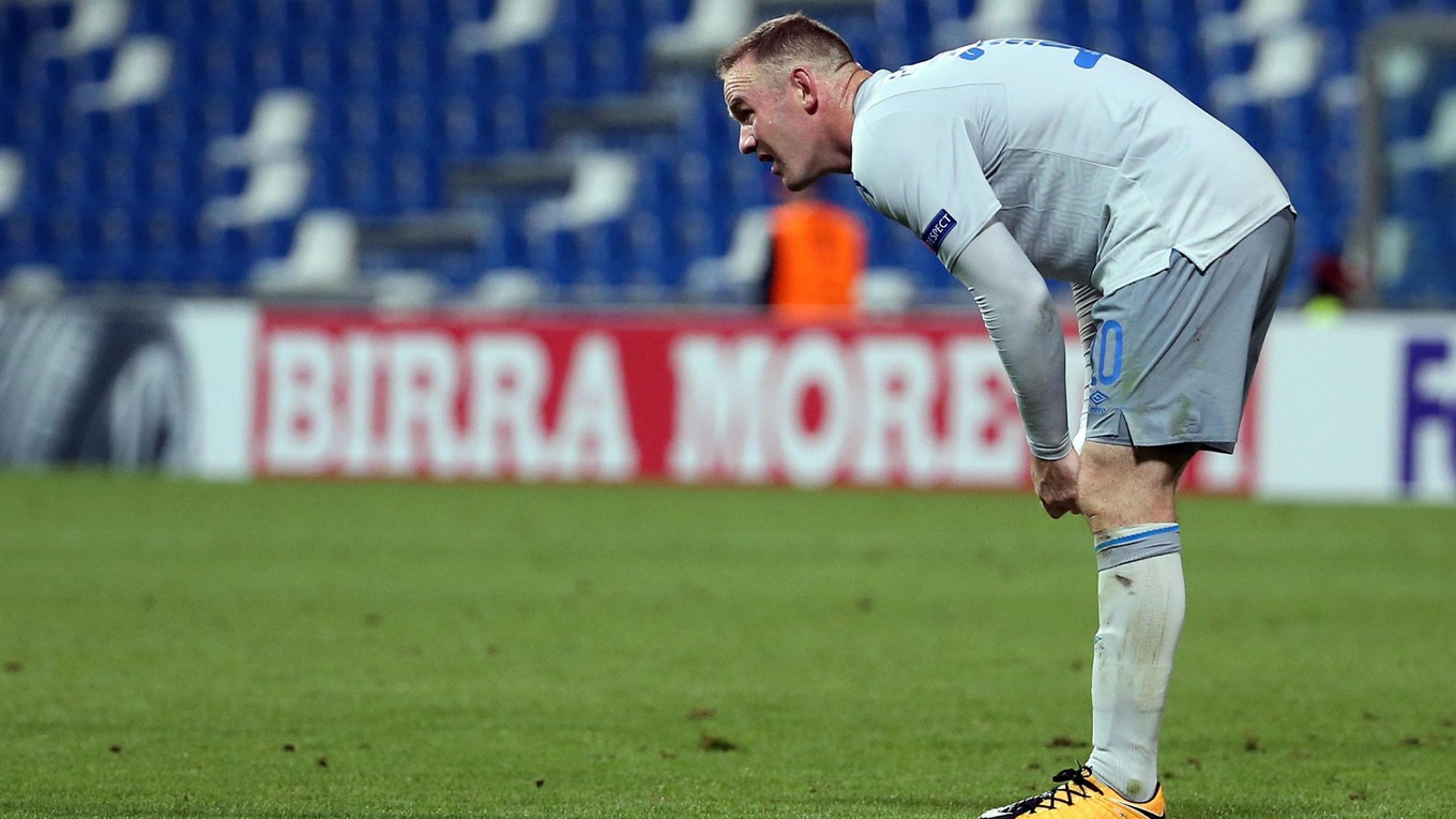 Sklamaný Wayne Rooney počas zápasu s Atalantou.