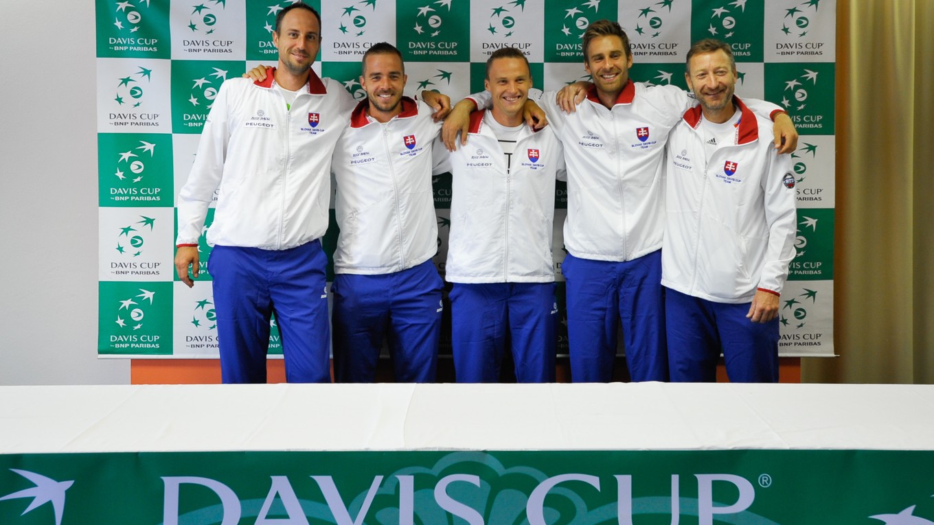 Slovenský tím pred zápasom proti Poľsku - zľava Igor Zelenay, Andrej Martin, Jozef Kovalík, Norbert Gombos a kapitán Miloš Mečíř.
