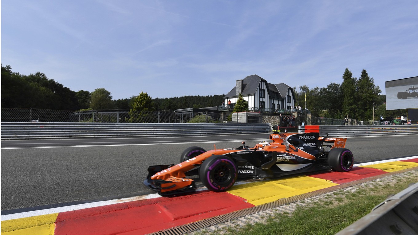 Belgický pilot formuly 1  Stoffel Vandoorne v McLarene na okruhu v Spa-Francorchamps. 