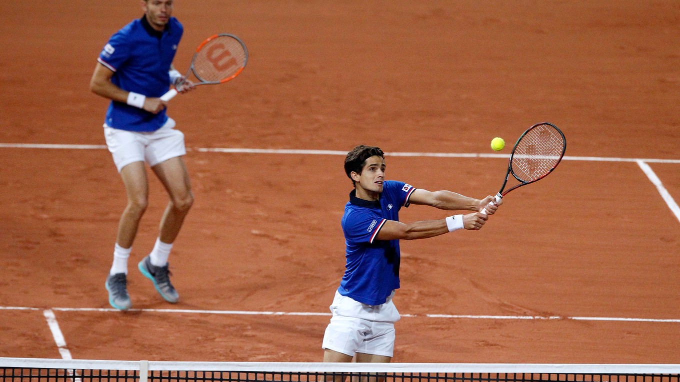 Francúzski tenisti, sprava Pierre-Hugues Herbert a Nicolas Mahut v zápase štvorhry v semifinále Davisovho pohára Francúzsko - Srbsko