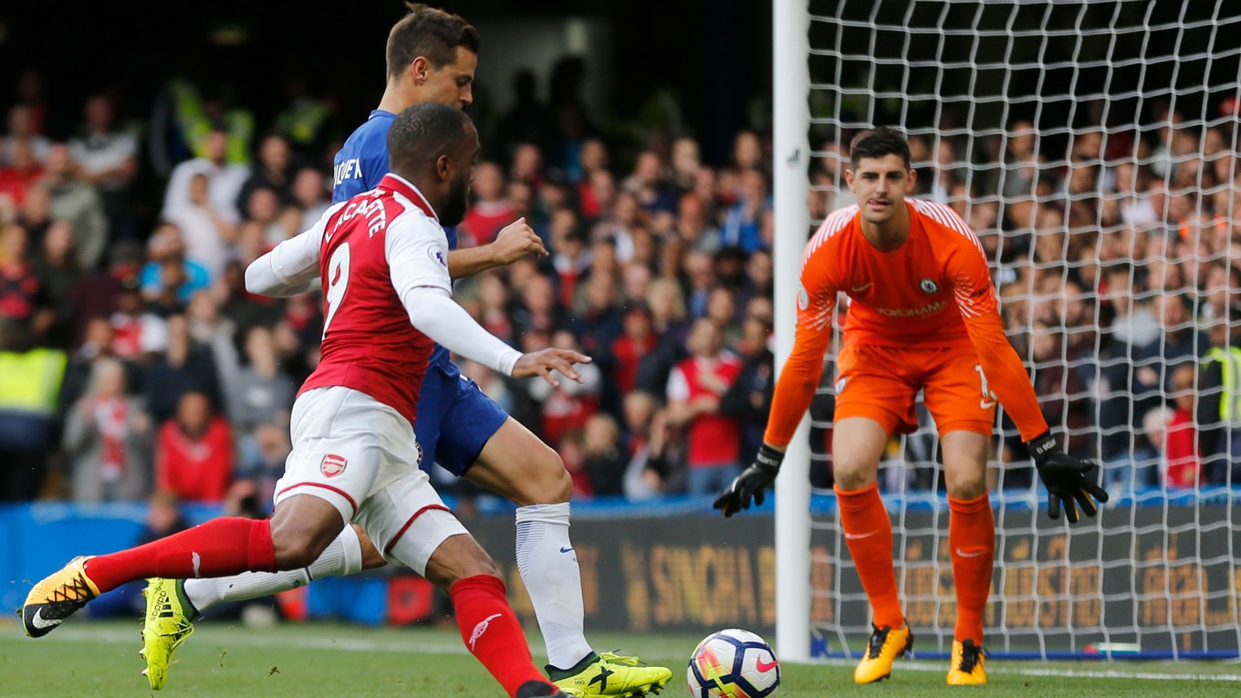 Alexandre Lacazette z Arsenalu a Cesar Azpilicueta v súboji v šestnástke Chelsea.