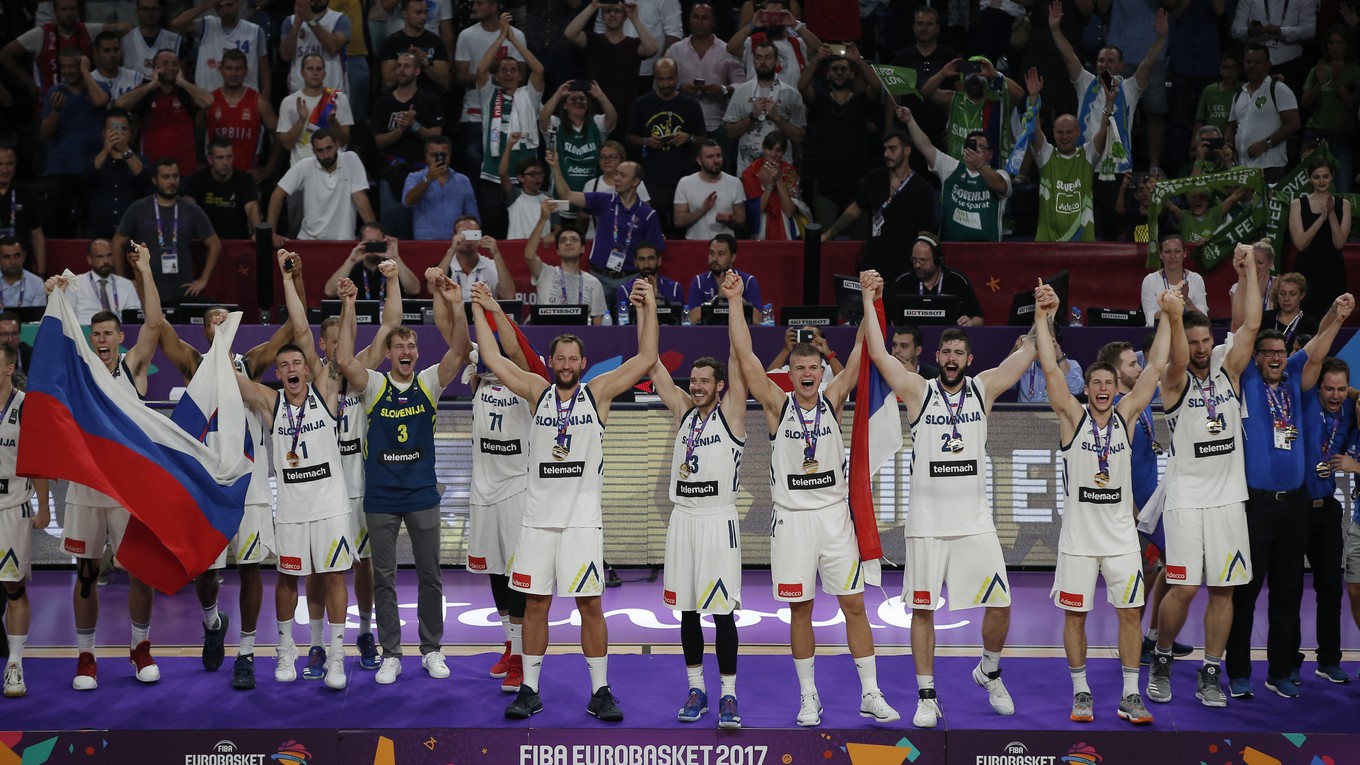 Basketbalisti Slovinska oslavujú historický prvý titul majstrov Európy.