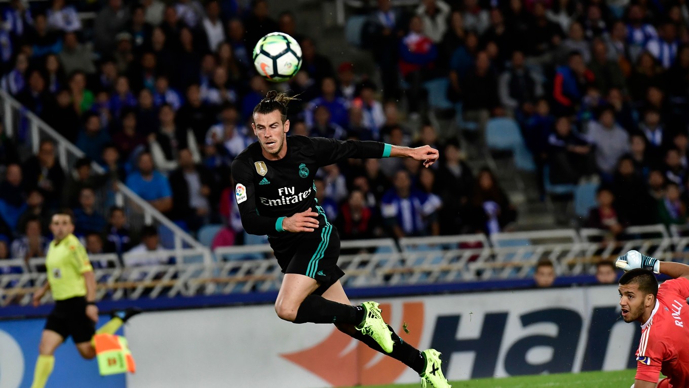 Gareth Bale strieľa jeden z gólov Realu Madrid proti San Sebastianu.
