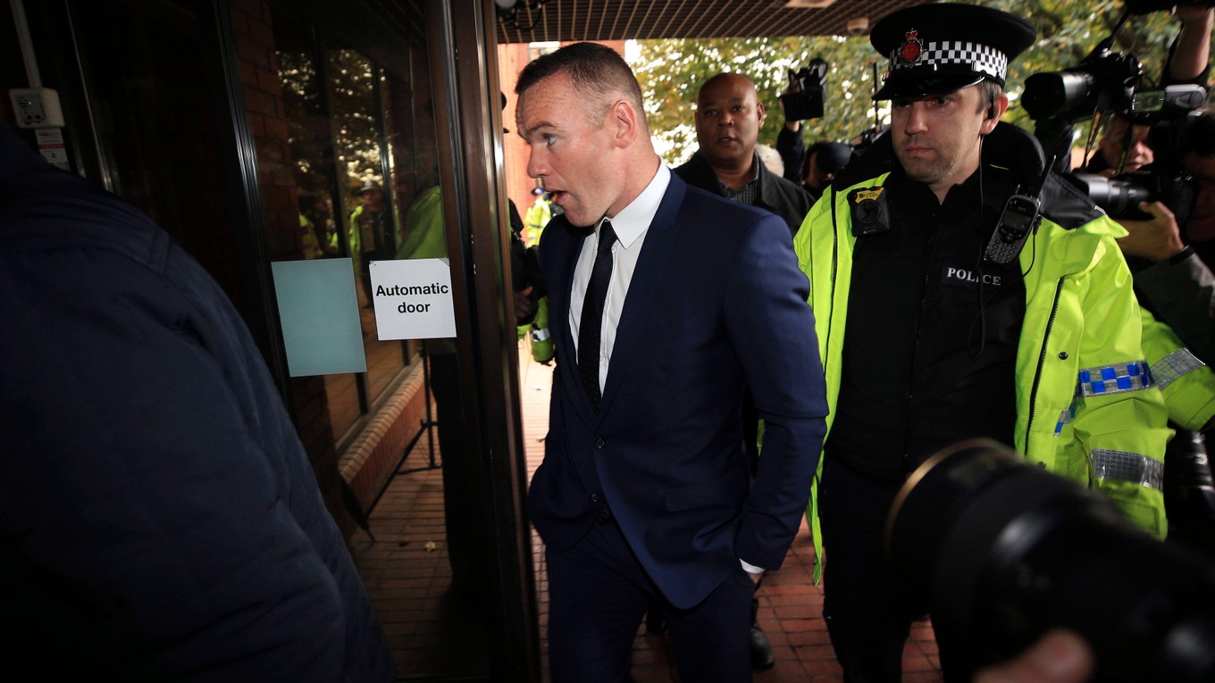 Futbalista Wayne Rooney prichádza na súd v anglickom meste Stockport v pondelok 18. septembra 2017. 