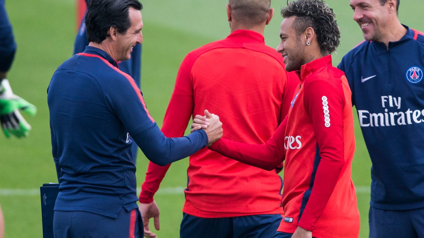 Unai Emery si podáva ruku s najdrahším hráčom histórie Neymarom.