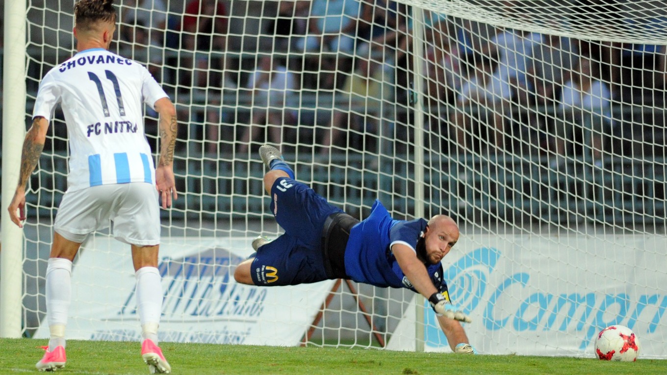 Brankár Lukáš Hroššo z FC Nitra (vpravo) sa stal prvým víťazom ankety Hráč mesiaca v tejto sezóne.