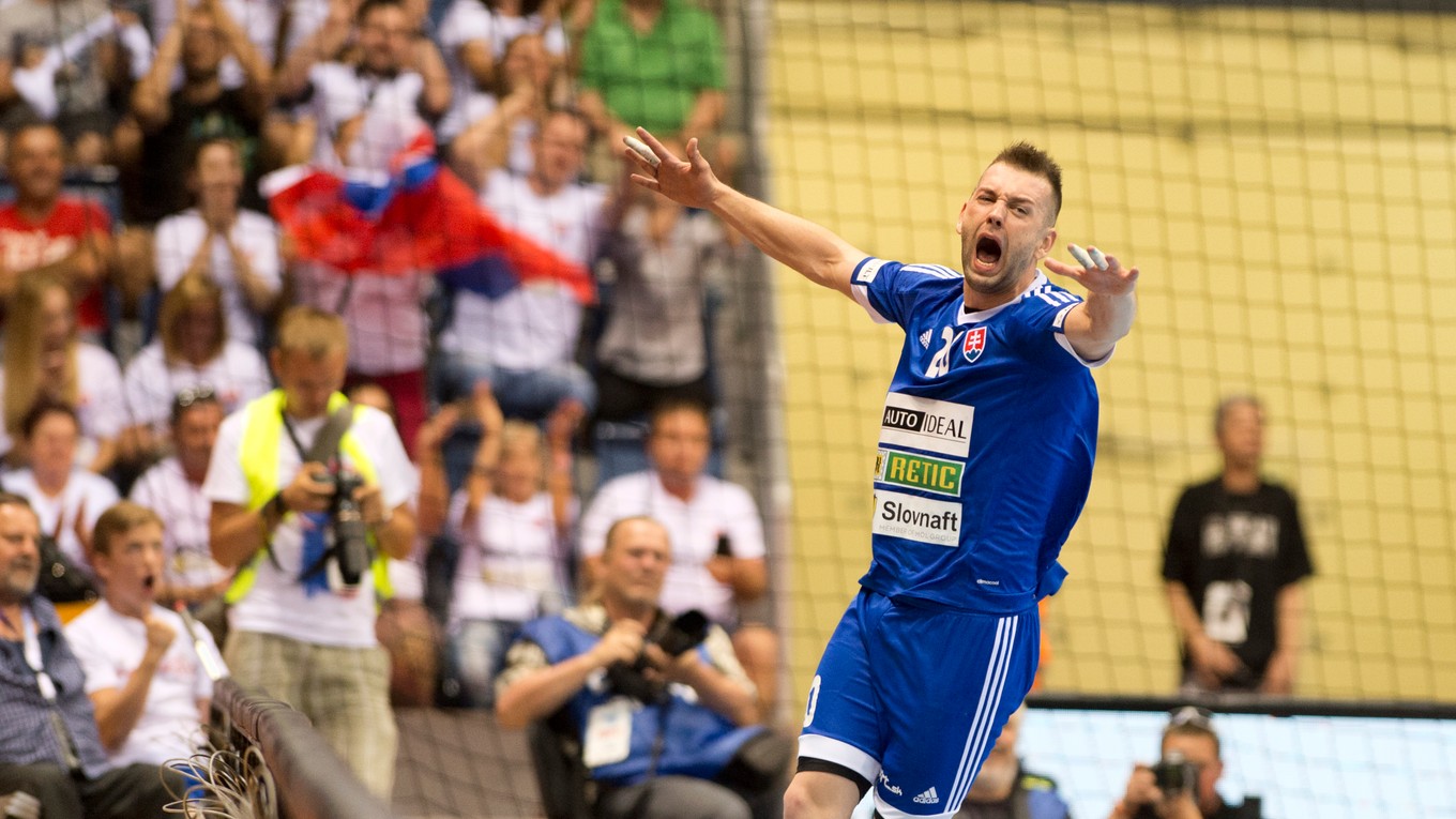 Na snímke Tomáš Urban (SVK) sa raduje po strelenom góle počas kvalifikačného stretnutia o postup na ME 2018 v hádzanej mužov Slovensko - Rusko.