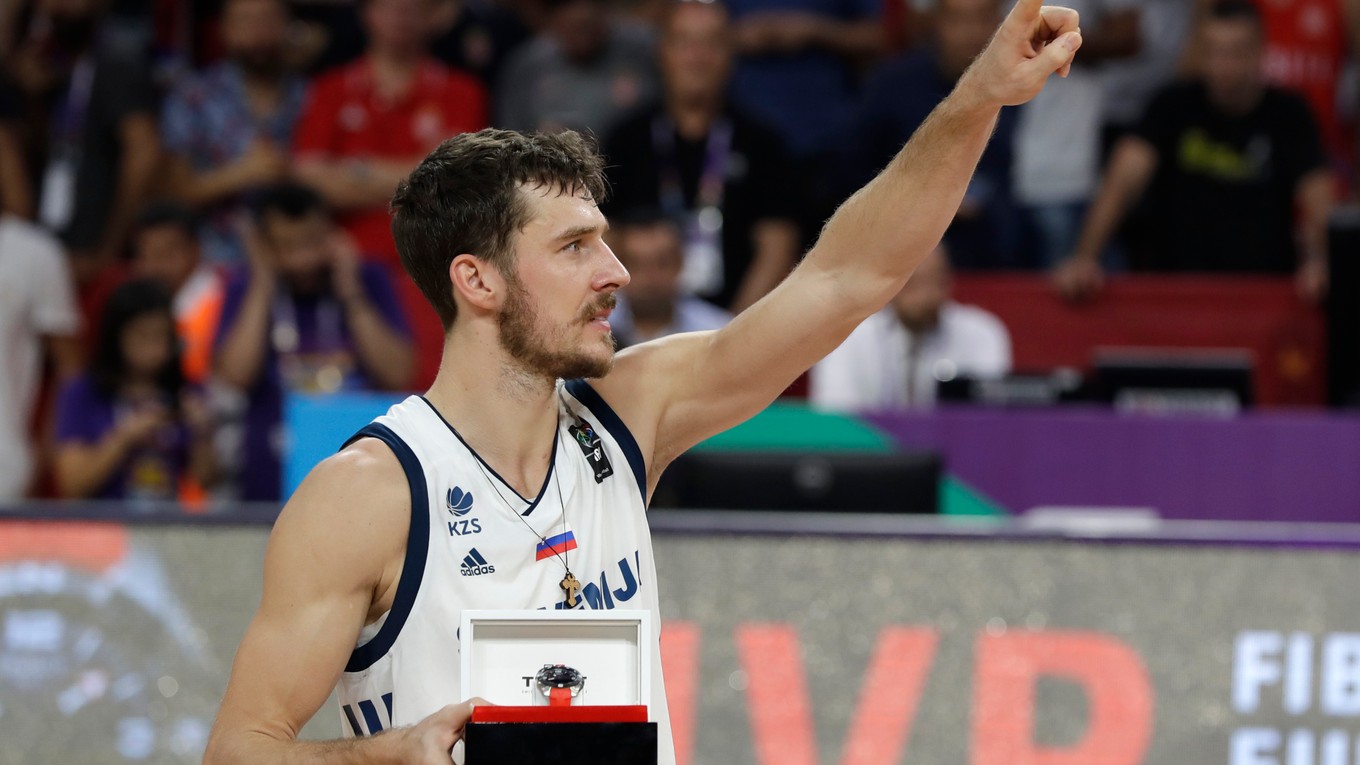 Slovinský basketbalista Goran Dragič pózuje s cenou pre najužitočnejšieho hráča po výhre nad Srbskom vo finále ME v basketbale mužov v Istanbule.