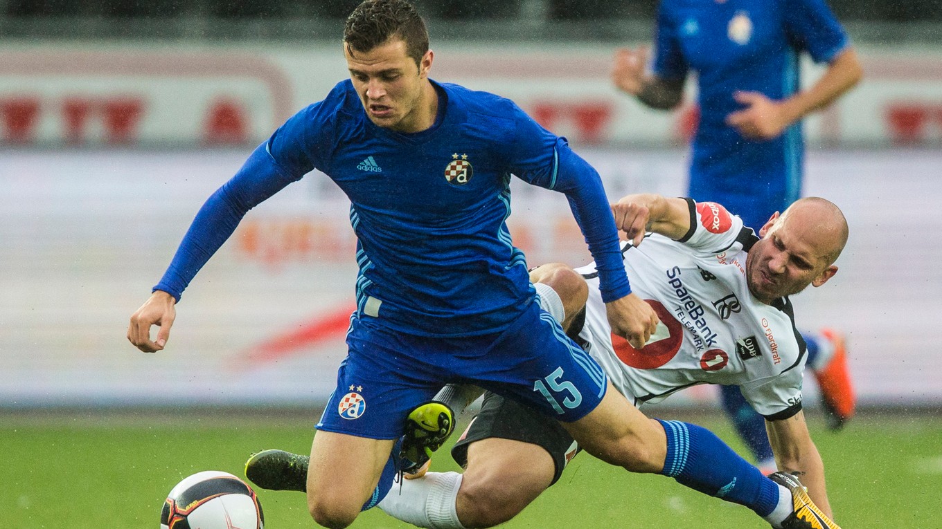 Hráč Dinama Záhreb Armin Hodzič a Jone Samuelsen počas zápasu, ilustračná fotografia.