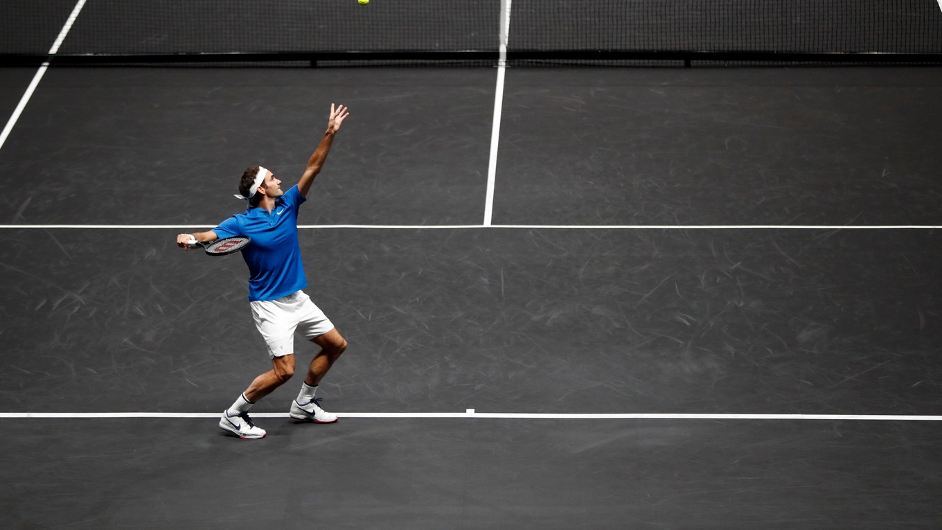 Roger Federer v stretnutí proti Samovi Querreymu.