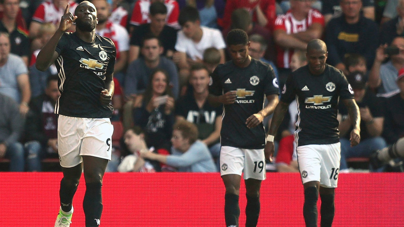 Romelu Lukaku (vľavo).