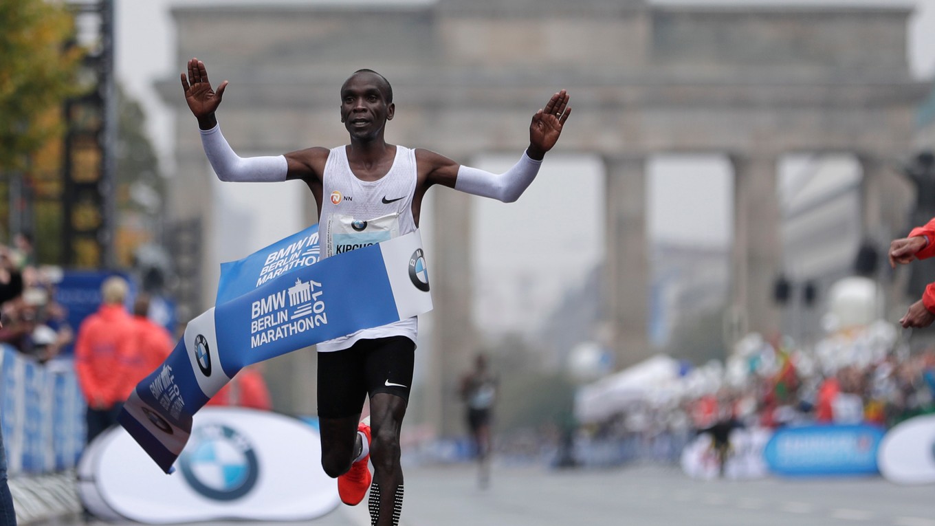 Eliud Kipchoge uspel medzi mužmi.