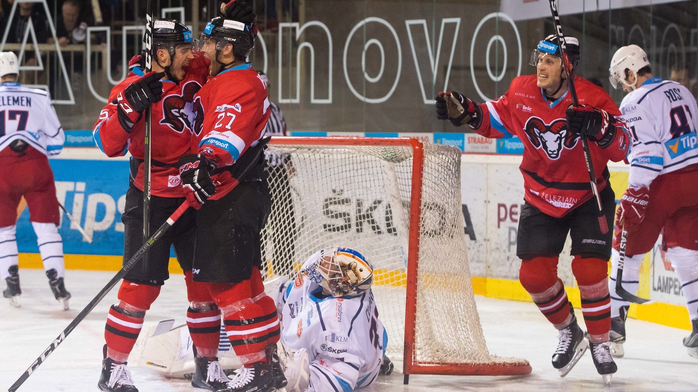 Hokejisti Banskej Bystrice sa radujú po jednom z gólov.