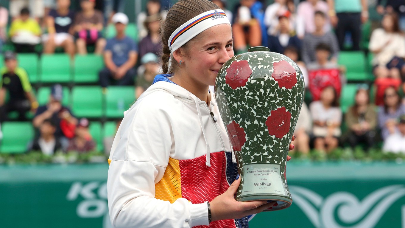 Jelena Ostapenková pózuje s trofejou pre víťazku.