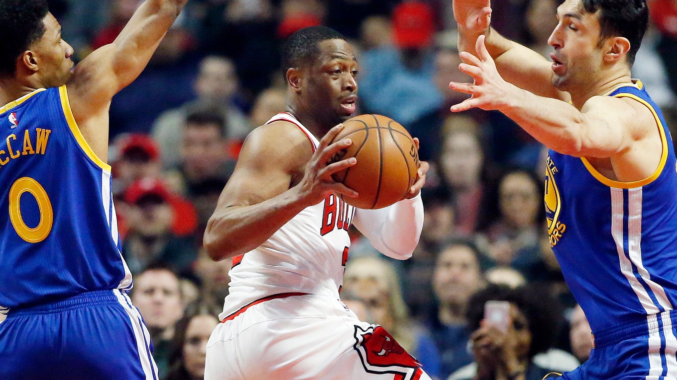 Americký basketbalista Dwyane Wade (v strede) rozviazal kontrakt s tímom NBA Chicago Bulls. 
