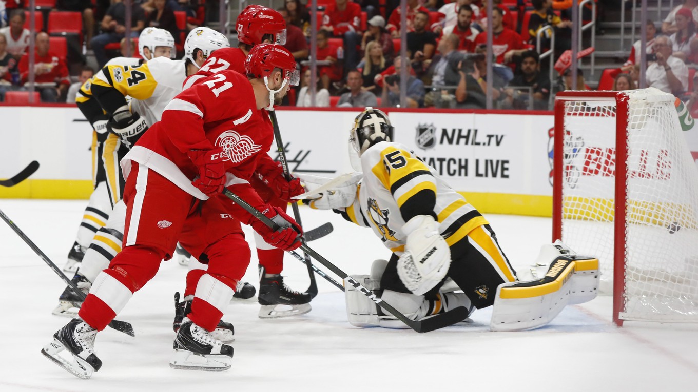 Tomáš Tatar (číslo 21) strieľa gól do siete Pittsburghu.