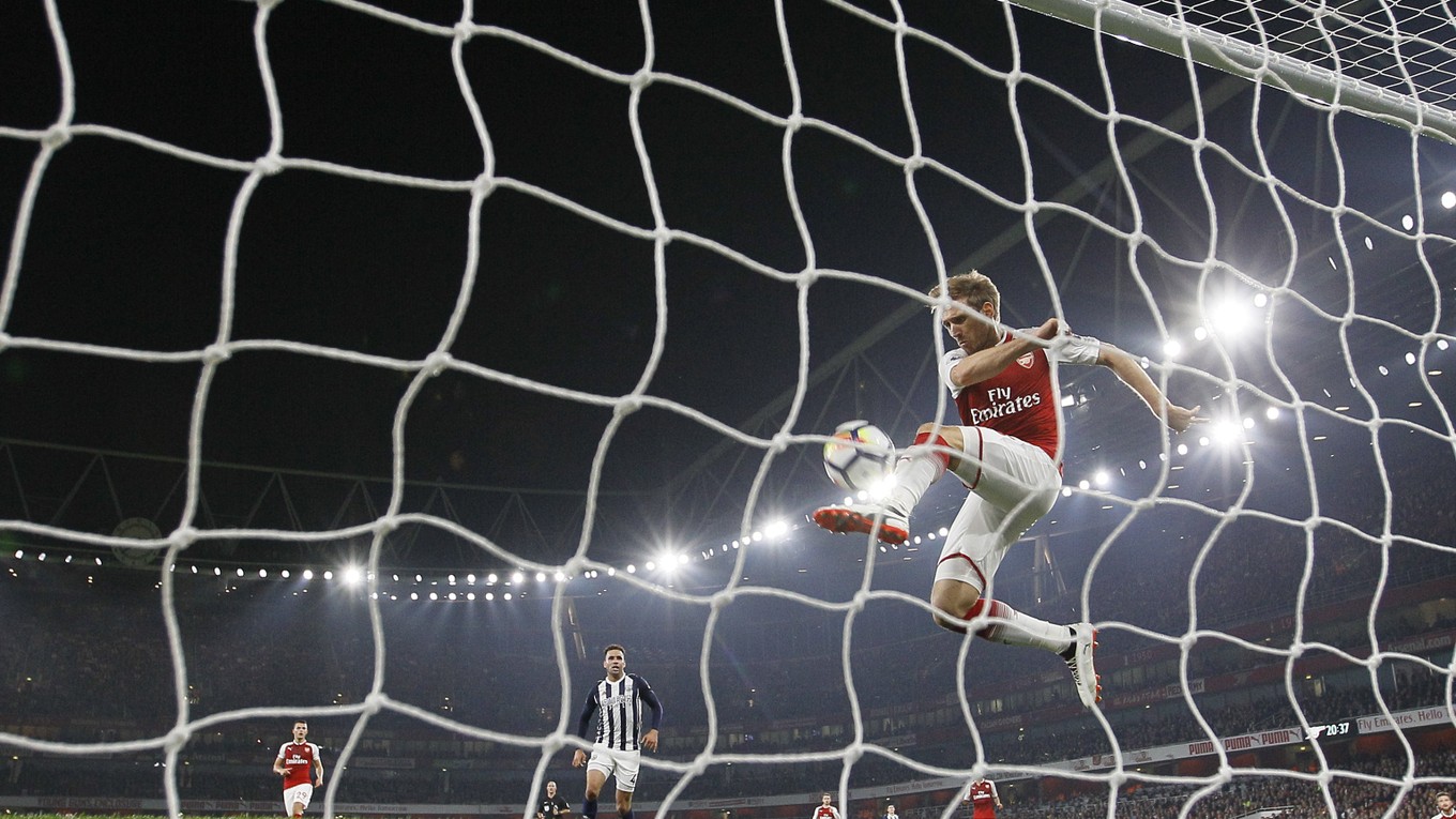 Hráč Arsenalu Nacho Monreal zabránil gólu v zápase proti West Bromwich Albion. 