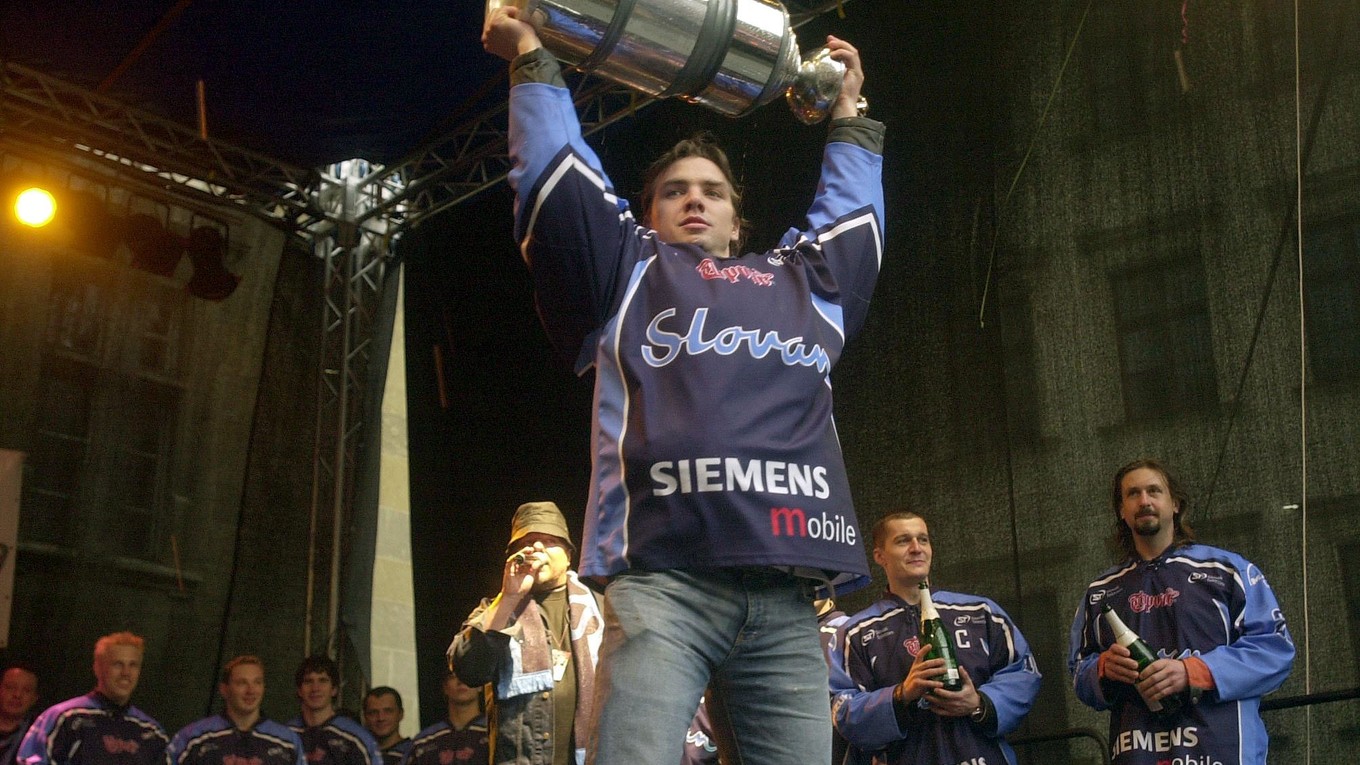 Michal Hudec s víťaznou trofejou v drese Slovana v roku 2005.