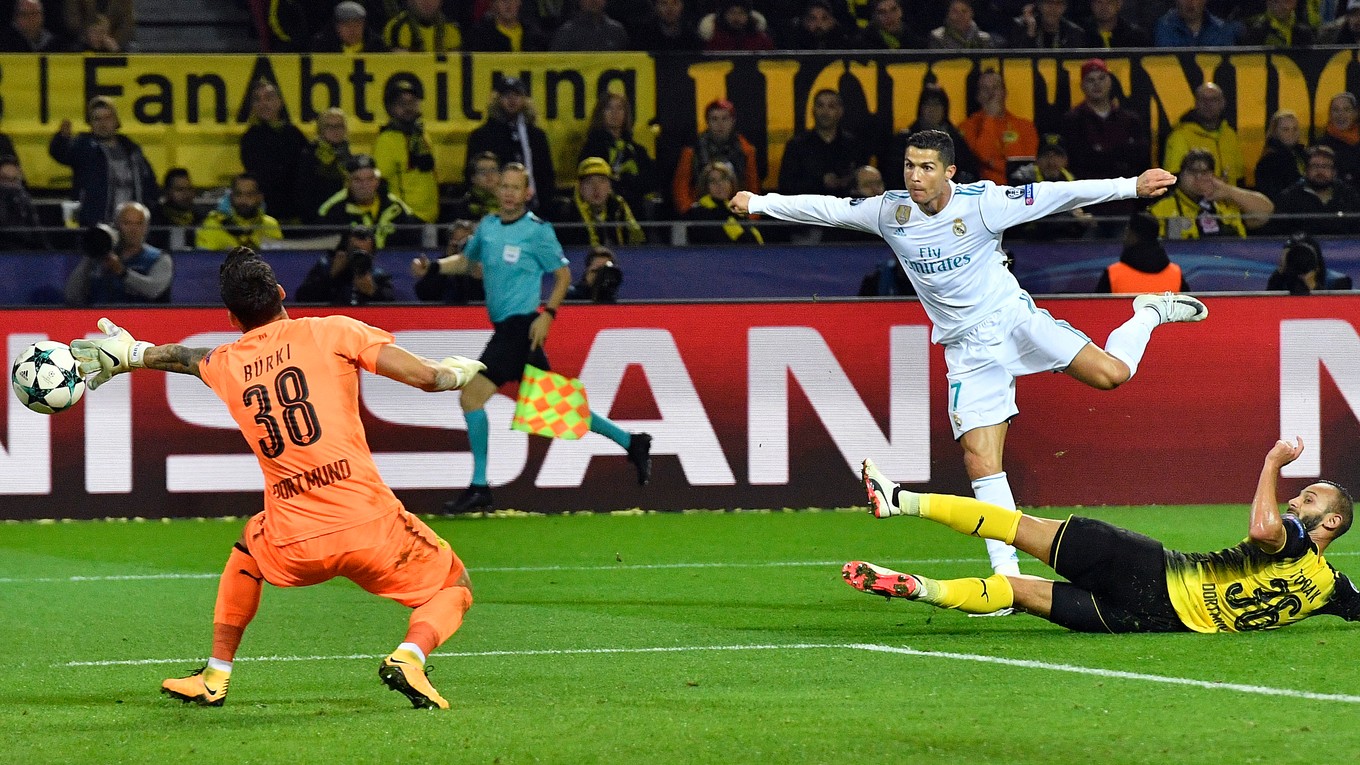 Cristiano Ronaldo strieľa tretí gól Realu Madrid.