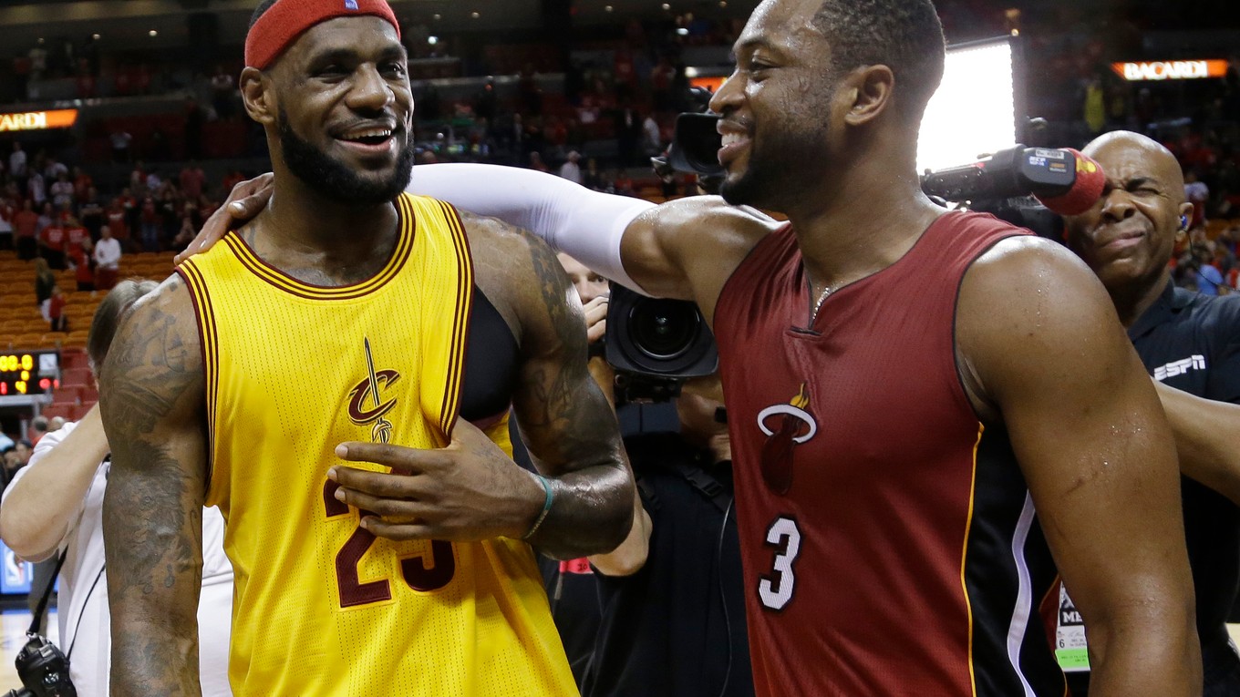 Americký basketbalista Dwyane Wade (vpravo) podpísal ročný kontrakt s Clevelandom Cavaliers a stretne sa so svojím dobrým priateľom LeBronom Jamesom.
