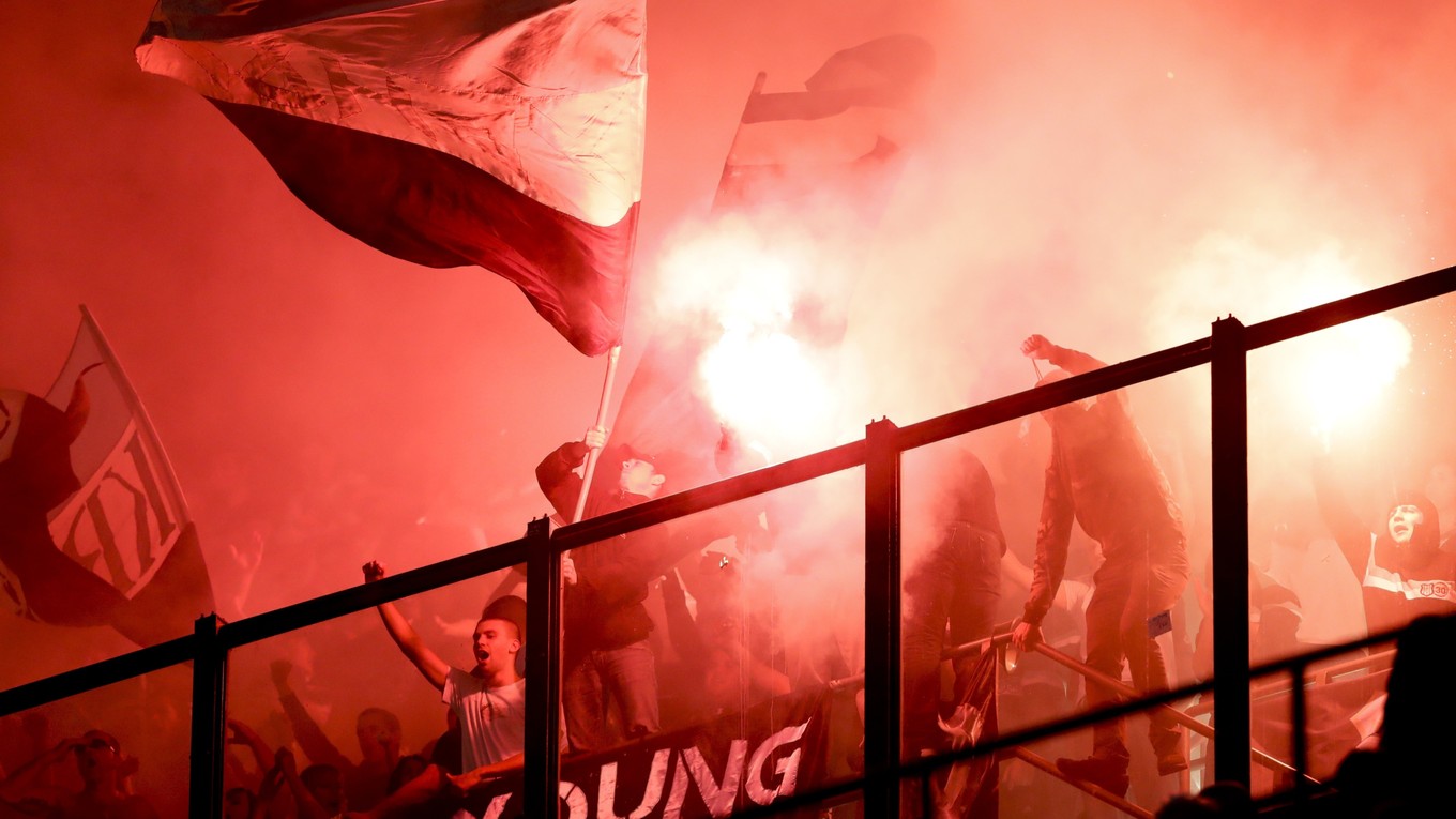Siedmich fanúšikov futbalového klubu HNK Rijeka zatkli za hádzanie svetlíc a ďalšie neprístojnosti počas zápasu proti AC Miláno.