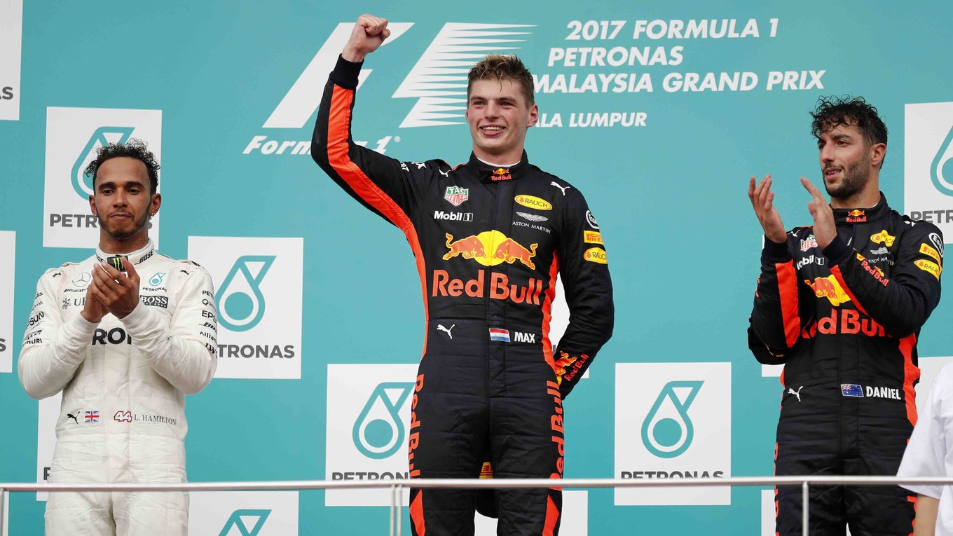 Pódium pre najlepších troch jazdcov po VC Malajzie - uprostred víťaz Max Verstappen (Red Bull), vľavo druhý Brit Lewis Hamilton (Mercedes) a vpravo Verstappenov tímový kolega Daniel Ricciardo.