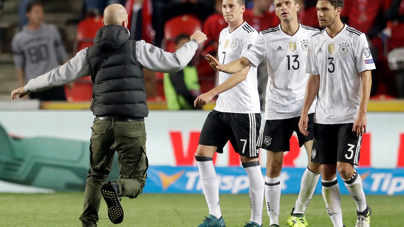 Nemecký futbalový zväz dostal za správanie fanúšikov pokutu.