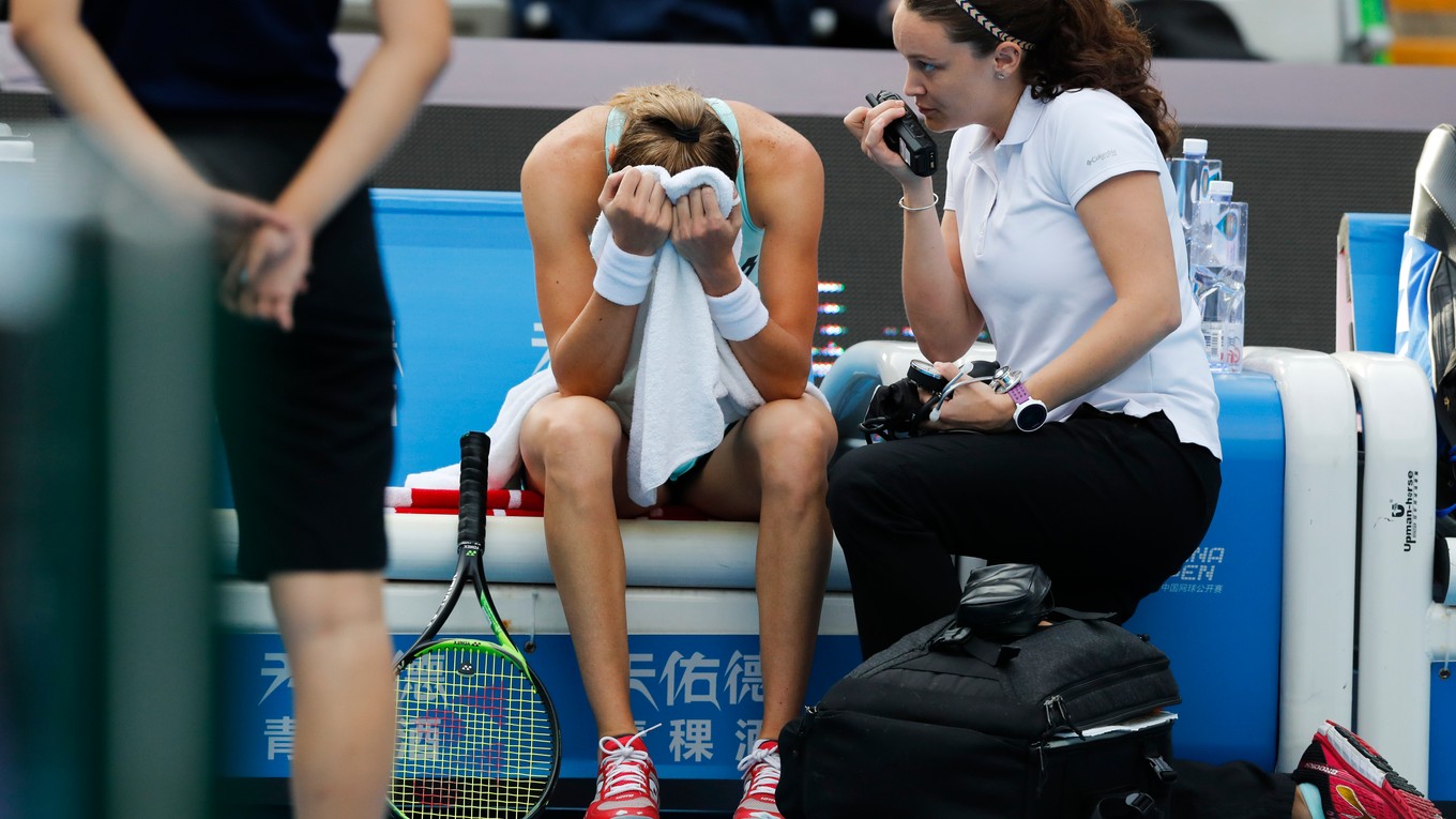Magdaléna Rybáriková počas zápasu proti Simone Halepovej.