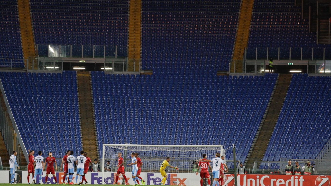 Lazio odohralo minulý týždeň duel skupinovej fázy Európskej ligy proti Zulte Waregem bez prítomnosti divákov.